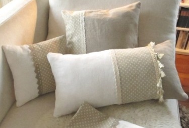 naturally Sofakissen Dekokissen beige Quasten weiss Leinen Spitze